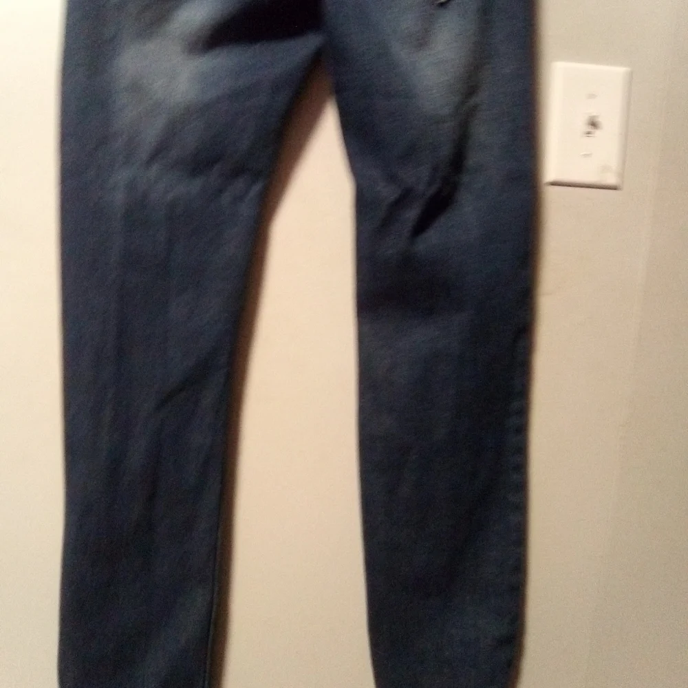 PROJECT eighteen ripped blue jeans. Size 9. (32X29.5)